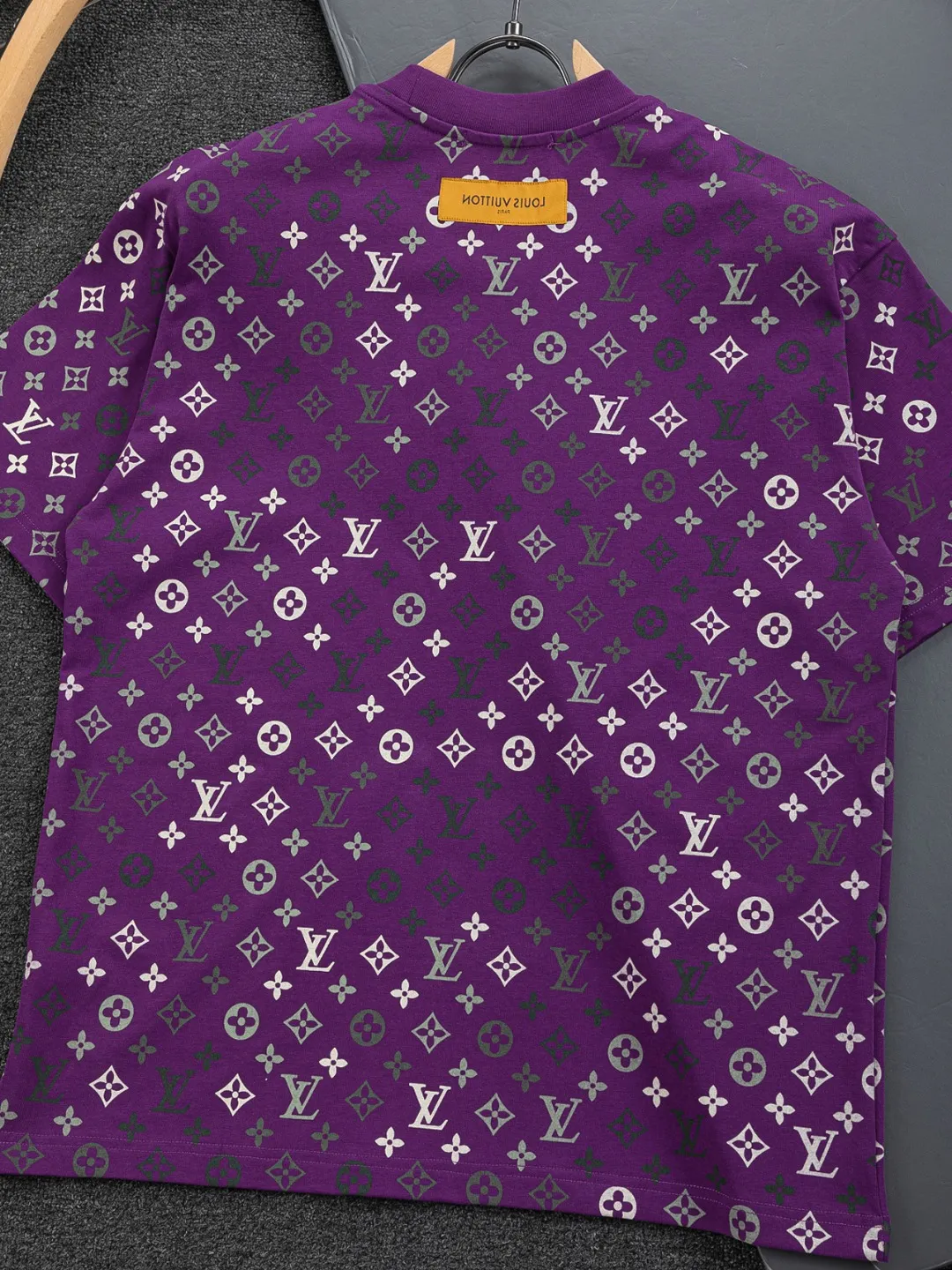 🅿️200 Louis Vuitton 1V LV lv slightly wide version S-XL LV 26ss new products are available at the counter simultaneously. Multiple craftsmanship. Chest patch letters 🪡 embroidery. Back patch letters four-leaf clover 🍀🪡 embroidery. Round neck short-sleeved T-shirt, same style for men and women! Consigned to one-to-one creation. Synchronized with the official website, pure cotton fabrics at the counter! It is close to the skin and comfortable, durable and easy to wear. It has a classic and simple logo design and meticulous original craftsmanship. Short-sleeves, a must-have item for men, do not appear to be the same for the general public, but must be unique and eye-catching. This LV short-sleeve is all about quality, comfort, the same shape and fashion as always, including fabrics and cutting techniques. All of them have been made with great effort! 320 grams of washed pure cotton fabric, pure cotton is breathable, very refreshing and comfortable for daily wear. The rib knitting on the neckline is smooth and tight, and the neckline will not be skewed if you toss it at will. The loose version, you will find that it looks really good on the upper body. The overall is minimalist and neat, super versatile for daily use! Pair it casually with a pair of pants for a youthful look. A T-shirt will make your outfit crazy. It is a fashionable item that can never go wrong! Color: Green Blue Purple Size: S-XL Size chart: S: Shoulder width 50-Bust 56-Length 70 M: Shoulder width 52-Bust 57-Length 72 L: Shoulder width 54-Bust 59-Length 74 XL: Shoulder width 56-Bust 62-Length 76